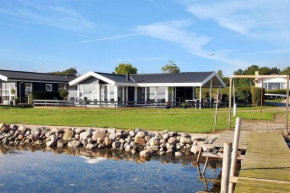 Eksklusiv sommerhus beliggende i vandkanten, Munkebo